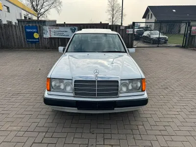 Usata Mercedes E230 136 CV (100 kW) 1990 Bianco Berlina