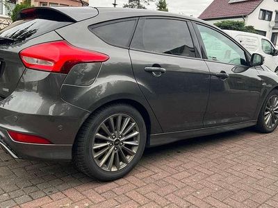 Grau Gebraucht 2017 Ford Focus ST-Line Limousine | 9.000 € (Fairer Preis)