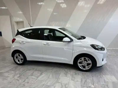 Gebraucht Hyundai i10 Trend 84 PS (61 kW) 2022 Polar white Kleinwagen