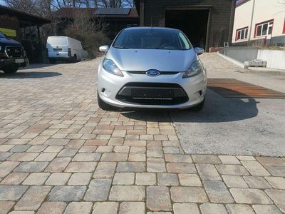 Gebraucht Ford Fiesta Trend 82 PS (60 kW) 2010 Polarsilber metallic Kleinwagen