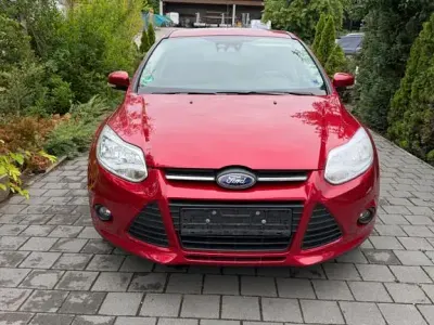 Gebraucht Ford Focus Trend 125 PS (91 kW) 2012 Rot Limousine