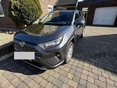 Używany Toyota RAV4 Hybrid Club 178 KM (130 kW) 2019 Szary SUV
