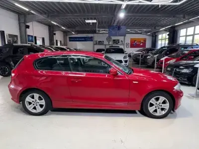 Gebraucht BMW 118 Advantage 143 PS (105 kW) 2011 Karmesinrot Kleinwagen