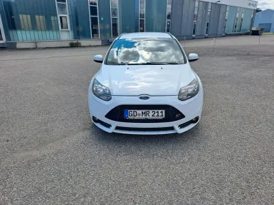 Używany Ford Focus ST 250 KM (183 kW) 2013 Biały Sedan/Limuzyna