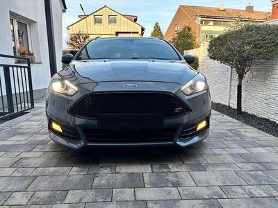 Gebraucht Ford Focus Sport 185 PS (136 kW) 2015 Grau Kombi