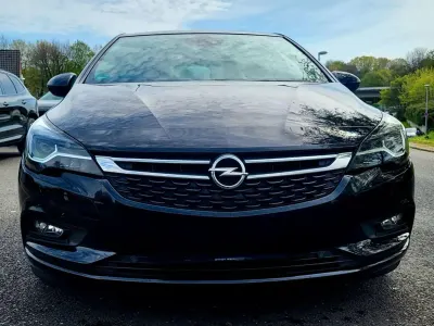Używany Opel Astra Dynamic 105 KM (77 kW) 2017 Czarny Sedan/Limuzyna
