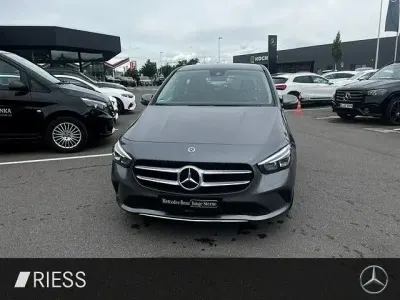 Gebraucht Mercedes B180 136 PS (100 kW) 2022 Metalliclack mountaingrau Kleinwagen
