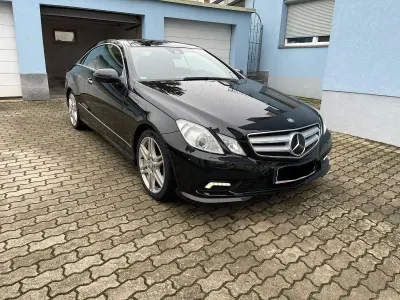 Gebraucht Mercedes E500 Avantgarde 387 PS (284 kW) 2009 Schwarz Coupé