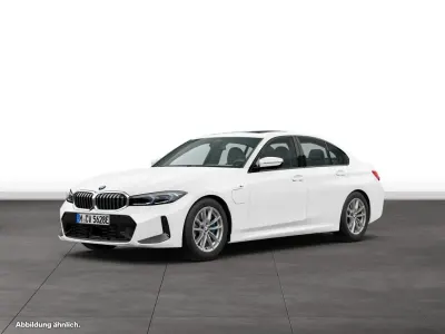 Gebraucht BMW 330e 292 PS (214 kW) 2025 Alpinweiss Limousine