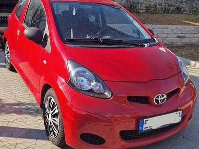 Gebraucht Toyota Aygo 68 PS (50 kW) 2010 Rot Kleinwagen