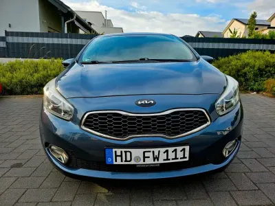 Gebraucht Kia Ceed Spirit 128 PS (94 kW) 2013 Blau Kleinwagen