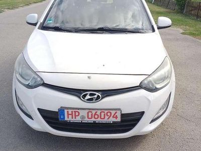 Gebraucht Hyundai i20 Edition 75 PS (55 kW) 2013 Coral white / sol Kleinwagen
