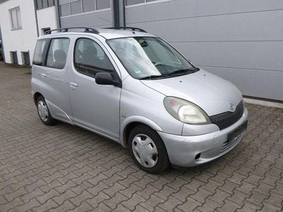 Gebraucht Toyota Yaris Verso 86 PS (63 kW) 2001 Silber Van / Kleinbus
