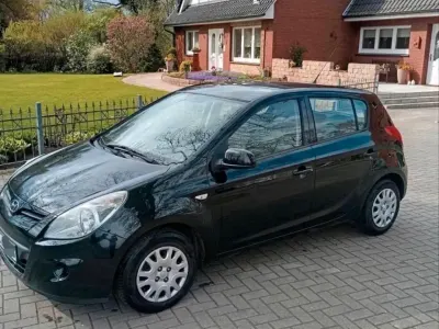 Gebraucht Hyundai i20 77 PS (56 kW) 2011 Schwarz Kleinwagen
