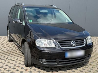 Second-hand VW Touran Highline 140 CP (102 kW) 2005 Negru Monovolum