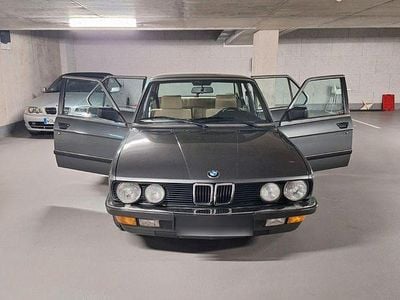 Gebraucht BMW 525 Sport Line 175 PS (128 kW) 1985 Grau Limousine