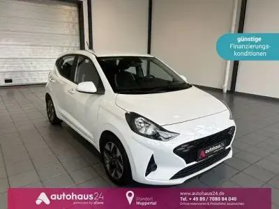 Gebraucht Hyundai i10 Trend 63 PS (46 kW) 2024 Weiß Kleinwagen
