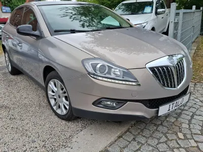 Usata Lancia Delta 120 CV (88 kW) 2009 Oro Utilitaria