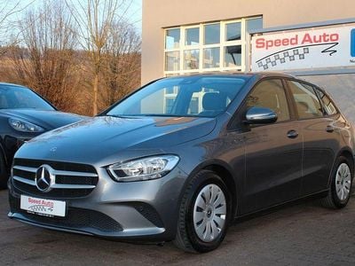 Grau Gebraucht 2019 Mercedes B200 Van / Kleinbus | 18.790 € (Fairer Preis)