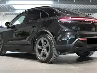 Gebraucht Porsche Macan 4 Electric 300 kW (408 PS) 2025 Tiefschwarz SUV