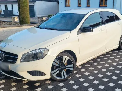 Używany Mercedes A180 Urban 122 KM (89 kW) 2013 Biały Sedan/Limuzyna