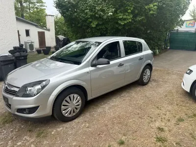 Używany Opel Astra Basis 90 KM (66 kW) 2009 Srebrny Sedan/Limuzyna