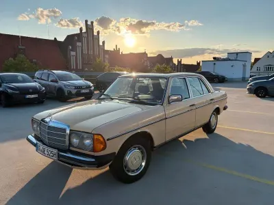 Gebraucht Mercedes E230 136 PS (100 kW) 1982 Beige Limousine