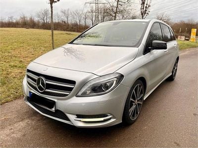 Silber Gebraucht 2014 Mercedes B180 Van / Kleinbus | 10.490 € (Fairer Preis)