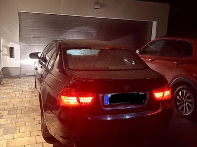 Gebraucht BMW 318 Lifestyle 143 PS (105 kW) 2011 Schwarz Limousine