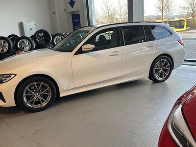 Weiß Gebraucht 2019 BMW 320 Sport Line Kombi | 24.890 €