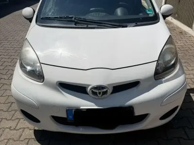 Gebraucht Toyota Aygo 68 PS (50 kW) 2011 Weiß Kleinwagen