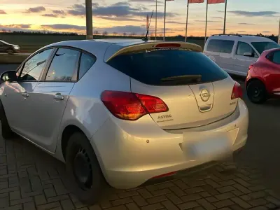 Gebraucht Opel Astra 95 PS (69 kW) 2011 Silber Limousine