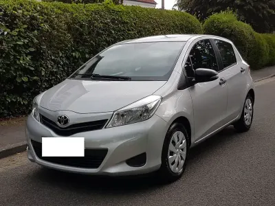 Gebraucht Toyota Yaris 69 PS (50 kW) 2012 Silber Kleinwagen