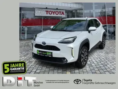 Gebraucht Toyota Yaris Hybrid Team 116 PS (85 kW) 2023 Platinum white pearl mc. (metallic) SUV
