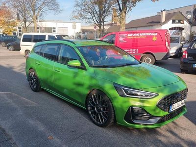 Grün Gebraucht 2023 Ford Focus ST Kombi | 30.800 € (Fairer Preis)