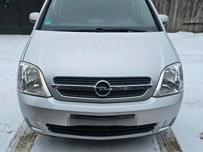 Grau Gebraucht 2004 Opel Meriva Van / Kleinbus | 1.500 €