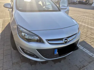 Gebraucht Opel Astra Edition 101 PS (74 kW) 2013 Silber Limousine