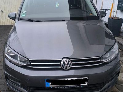 Grau Gebraucht 2015 VW Touran Comfortline Van / Kleinbus | 16.499 € (Fairer Preis)