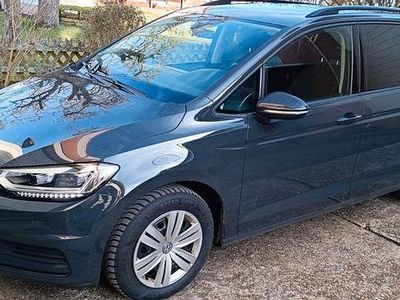 Grau Gebraucht 2019 VW Touran Comfortline Van / Kleinbus | 21.500 € (Etwas zu teuer)