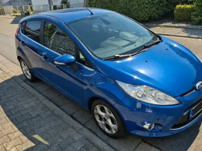 Gebraucht Ford Fiesta 93 PS (68 kW) 2009 Blau Kleinwagen