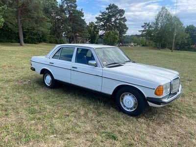 Weiß Gebraucht 1982 Mercedes 200 Limousine | 18.999 €