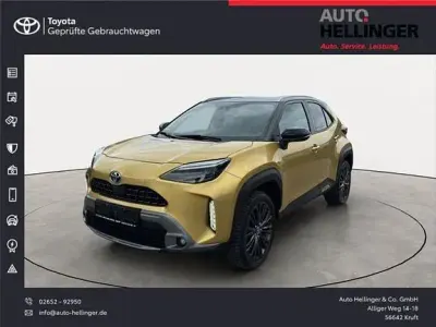 Gebraucht Toyota Yaris Advance 116 PS (85 kW) 2022 Warm gold metallic, dach schwarz Kleinwagen