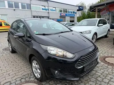 Używany Ford Fiesta Trend 80 KM (58 kW) 2013 Czarny Sedan/Limuzyna