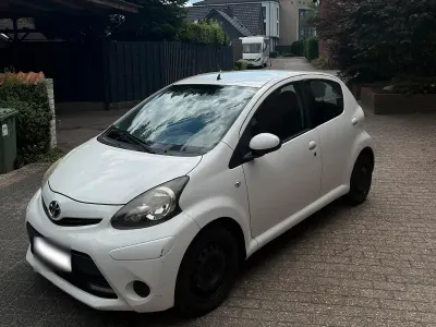 Gebraucht Toyota Aygo 68 PS (50 kW) 2012 Weiß Kleinwagen