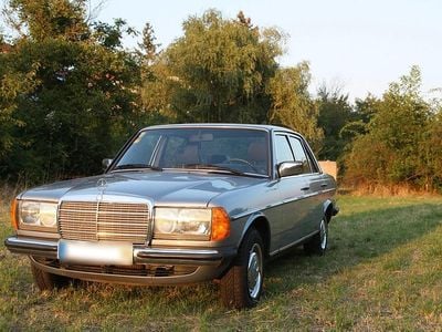 Gebraucht Mercedes 200 109 PS (80 kW) 1984 Grau Limousine