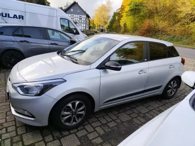 Gebraucht Hyundai i20 Passion 84 PS (61 kW) 2018 Silber Limousine
