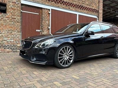 Gebraucht Mercedes E220 AMG 170 PS (125 kW) 2015 Schwarz Limousine