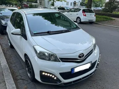 Gebraucht Toyota Yaris Life 69 PS (50 kW) 2013 Weiß Kleinwagen