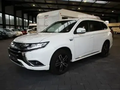 Usata Mitsubishi Outlander P-HEV Basis 224 CV (164 kW) 2020 Bianco SUV