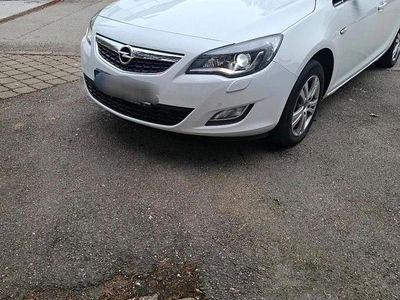 Gebraucht Opel Astra Design Edition 165 PS (121 kW) 2011 Weiß Kombi